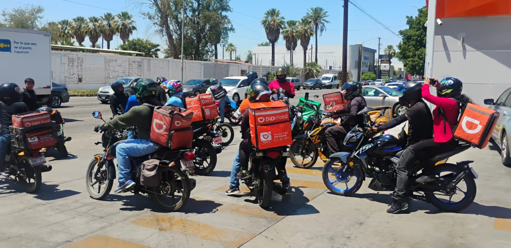 Trabajadores realizan un paro laboral en sus motocicletas.