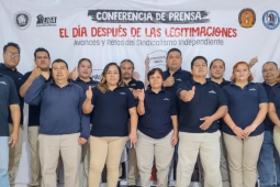 Los trabajadores de St Gobain se encuentran frente a una gran pancarta que dice: Conferencia de prensa: el día después de las legitimaciones contractuales; avances y desafíos en el sindicalismo independiente