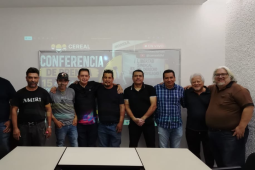 Ex trabajadores de Honda se reunen para una foto. 