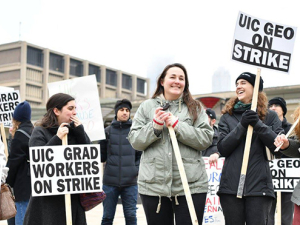 UIC GEO picketers call attention to unfair treatment of graduate employees.