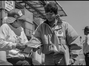 An organizer talks at lunchtime with a D'Arrigo Brothers worker with a union button on her cap.