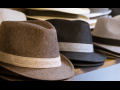 Una foto de varias gorras. 
