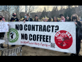 Trabajadores con un poster diciendo: Sin contracto no hay cafe!