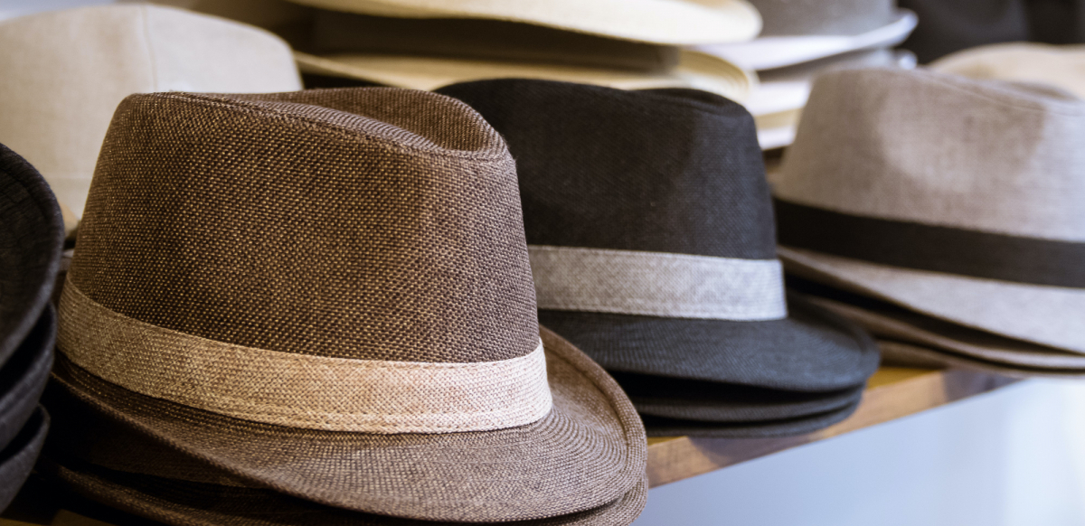 Una foto de varias gorras.