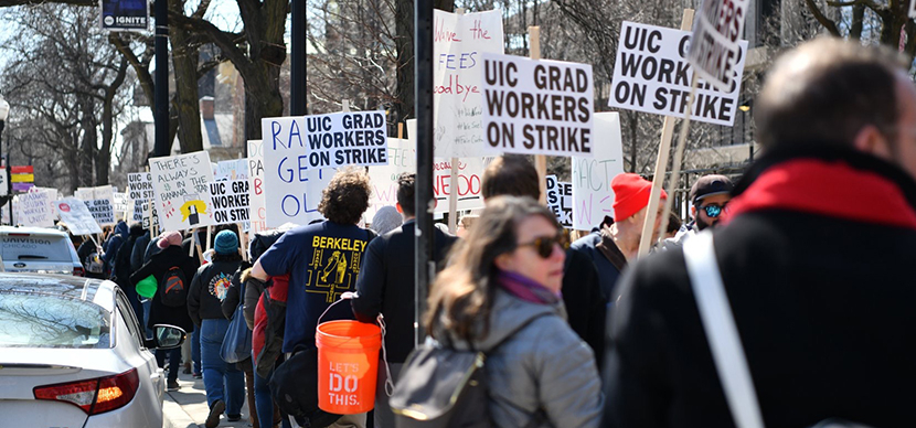 UIC picketers on sidewalk