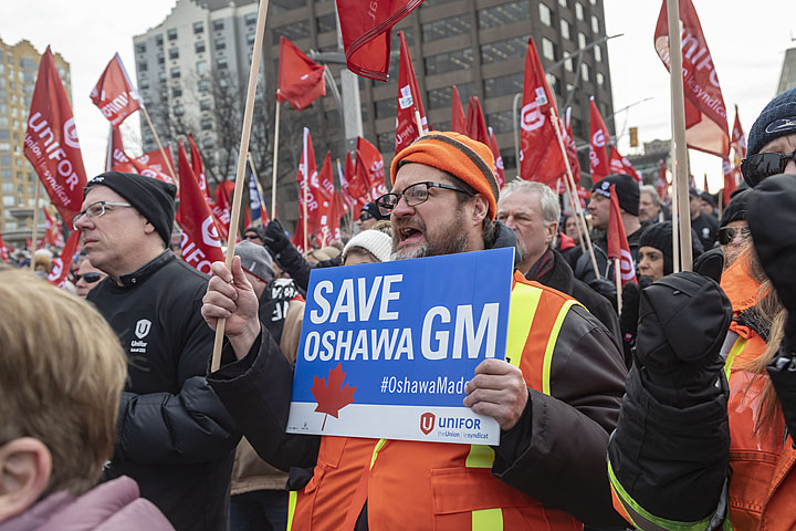 Canadian workers rally to save Oshawa GM plant